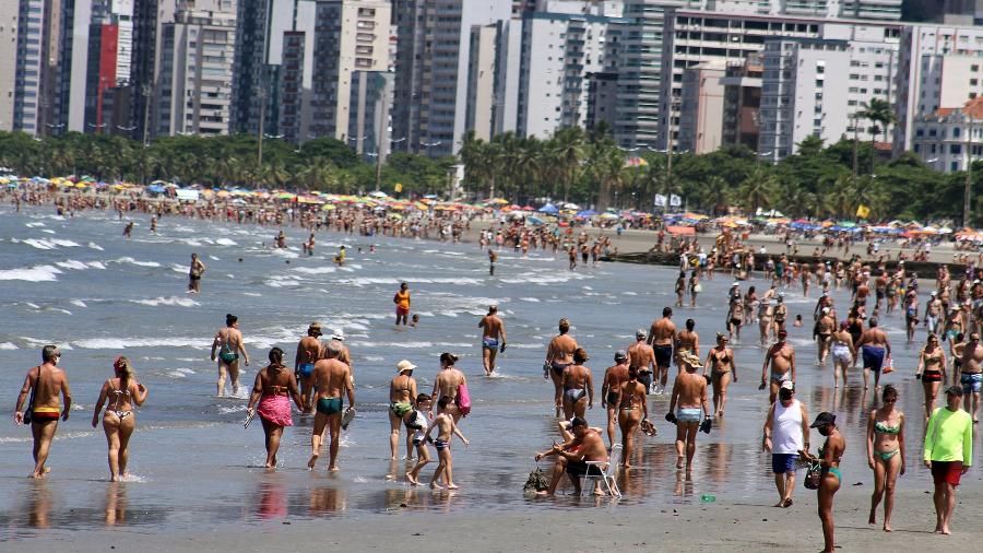 Movimentação em praia de Santos (SP), nesta segunda-feira de Carnaval (15) - NAIR BUENO/FUTURA PRESS/ESTADÃO CONTEÚDO