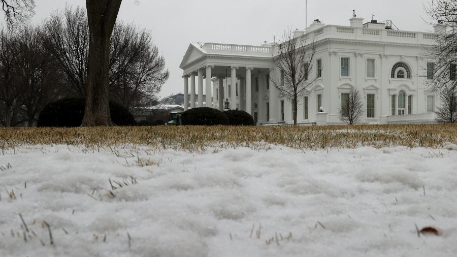 Uma fina camada de neve e gelo cobre o gramado em frente à Casa Branca em Washington, nos EUA - Jonathan Ernst/Reuters