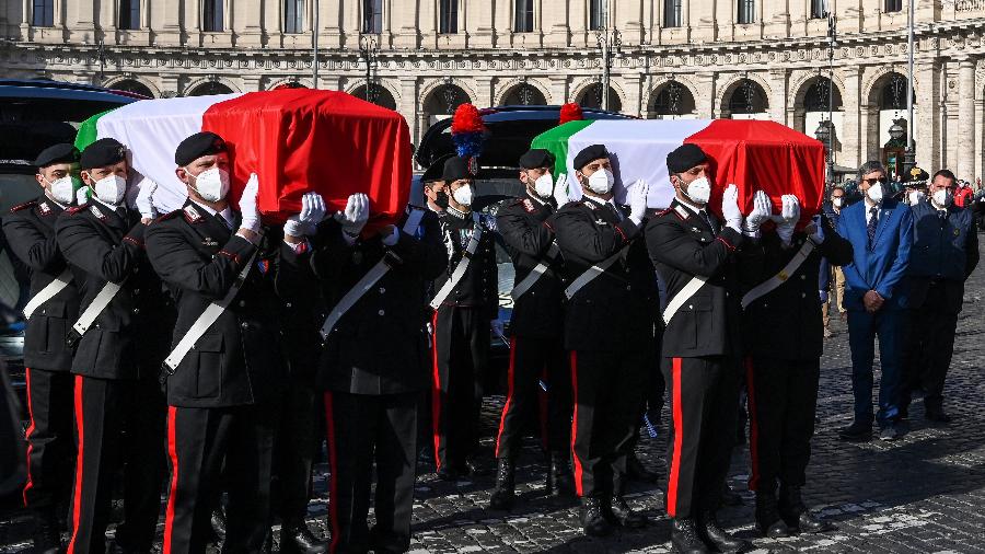 25.fev.2021 - Oficiais carregam caixões do embaixador italiano Luca Attanasio e do policial Vittorio Iacovacci em seus funerais de estado - Vincenzo Pinto/AFP