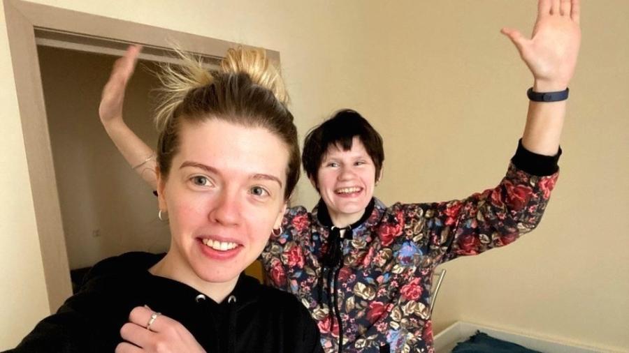 Nina (à direita), de 27 anos, vivia em uma instituição psiquiátrica em Moscou até a pandemia chegar, quando a voluntária Arina, de 31 anos, a levou para morar com ela - Arina Muratova
