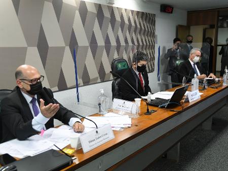 27.mai.2021 - O diretor do Instituto Butantan, Dimas Covas, presta depoimento à CPI da Covid no Senado; ao lado dele, o vice-presidente da CPI, senador Randolfe Rodrigues (Rede-AP) e o relator senador Renan Calheiros (MDB-AL) - Jefferson Rudy/Agência Senado