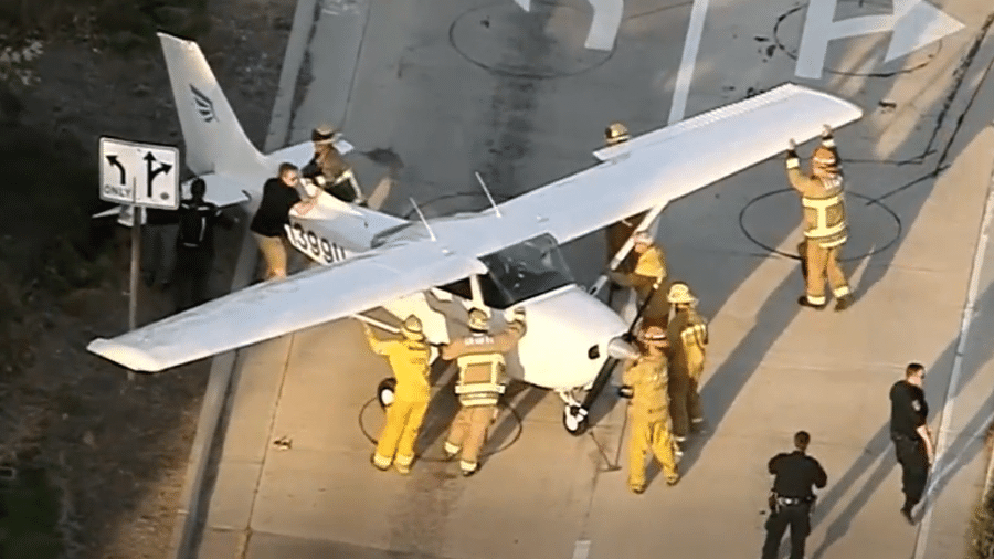 Avião de pequeno porte precisou pousar em estrada nos EUA - Reprodução/NBC News