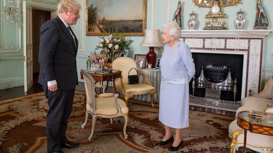 Rainha Elizabeth II tem 1ª audiência semanal presencial com o primeiro-ministro britânico Boris Johnson, desde seu confinamento em março de 2020 devido a pandemia - DOMINIC LIPINSKI/AFP