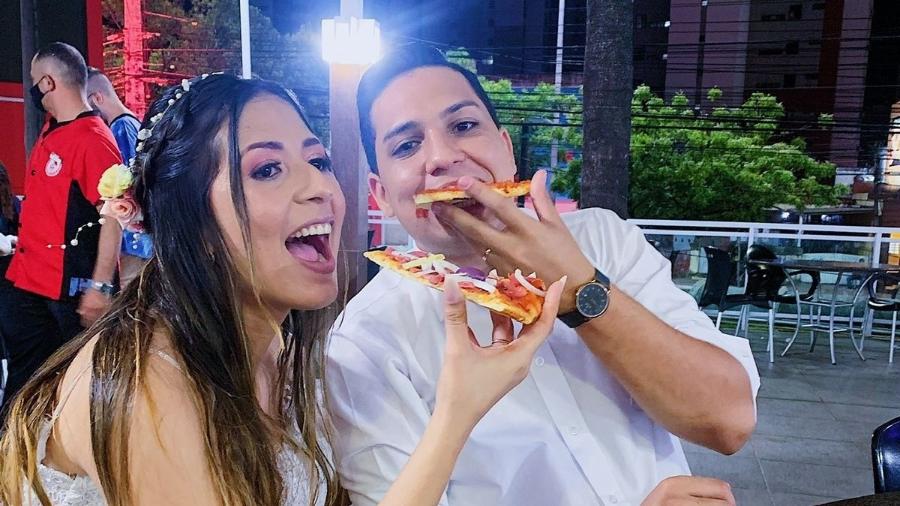O casal Bruno e Bruna foram até uma lanchonete celebrar o casamento com uma pizza de calabresa - Arquivo pessoal