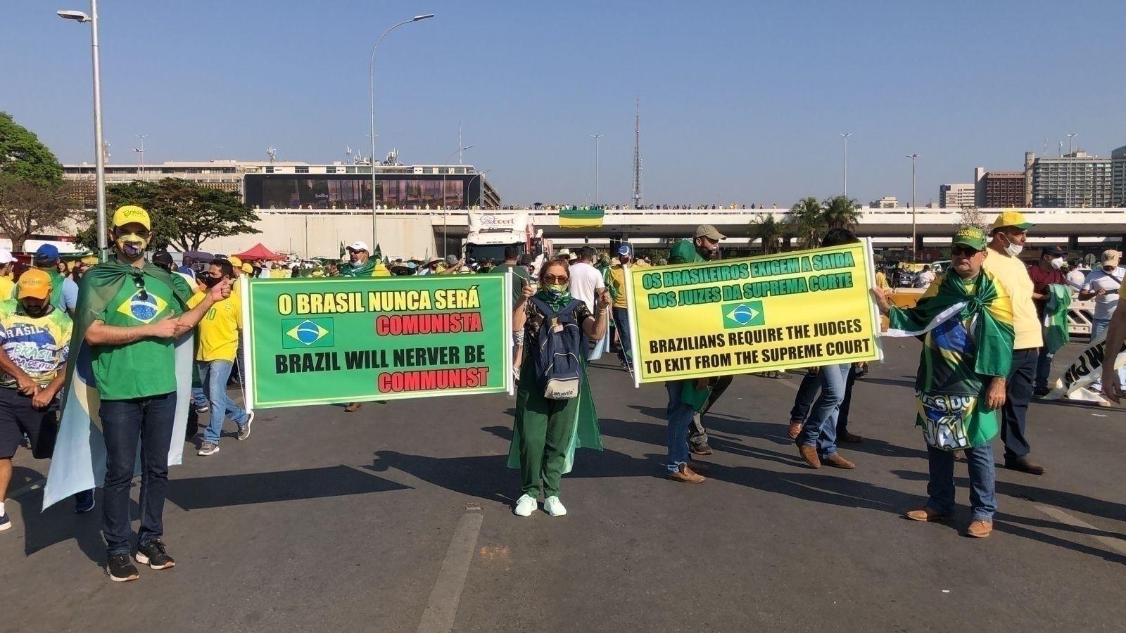 7.set.2021 - Apoiadores do presidente Bolsonaro mostram faixas criticando a atuação do STF (Supremo Tribunal Federal) e pedindo a saída dos ministros - Lucas Valença/UOL