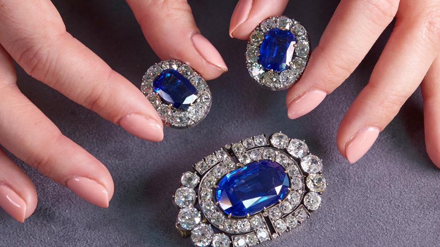 2.nov.2021 - Broche de safira e diamante historicamente valioso e um par de brincos durante uma prévia na Sotheby"s - Denis Balibouse/Reuters