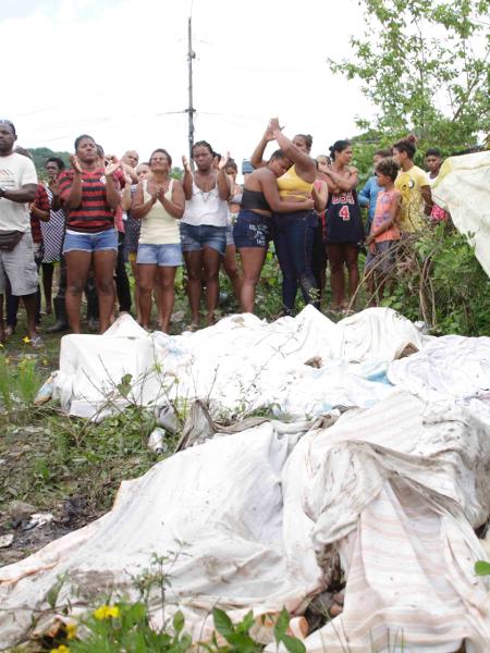 Corpos achados por moradores no Complexo do Salgueiro, em São Gonçalo (RJ) - Marcos Porto/Agência O Dia/Estadão Conteúdo