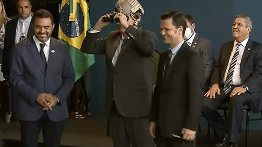 O presidente Jair Bolsonaro posa com capacete tático em evento no Ministério da Justiça e Segurança Pública - Reprodução/TV Brasil