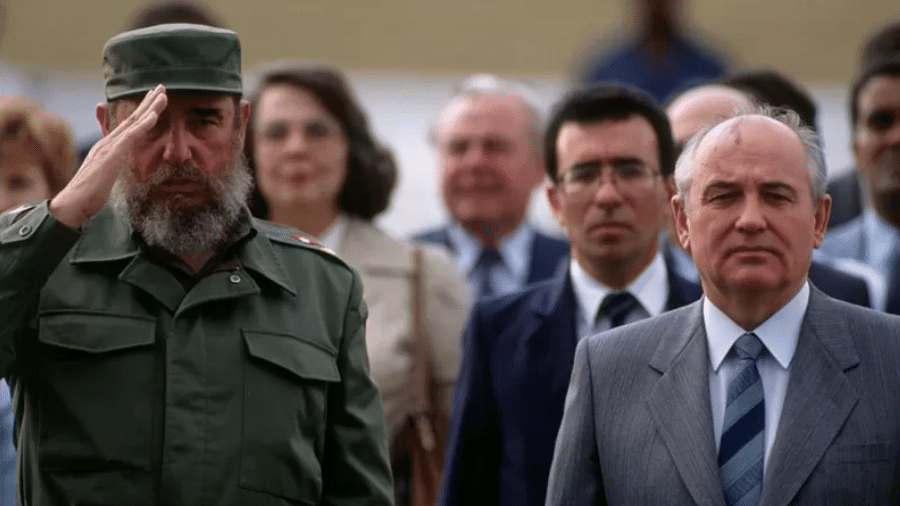 Fidel Castro e Gorbachev em Cuba; estadista russo visitou a ilha em 1989 em meio a reformas em seu país - AFP