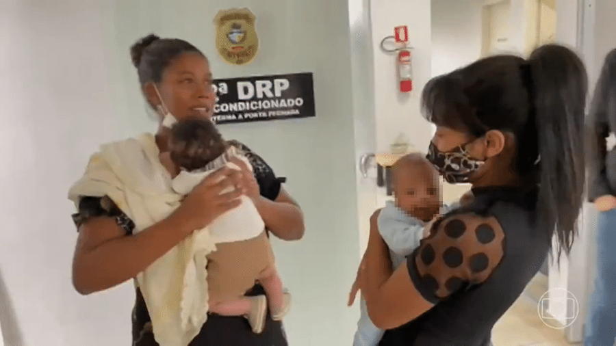 Mães destrocaram bebês na delegacia - Reprodução/TV Globo