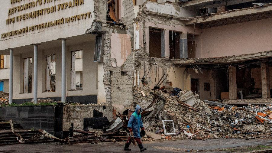 12.abr.2022 - Um homem passa pelo Instituto Regional de Kharkiv da Academia Nacional de Administração Pública, que foi destruído durante o bombardeio russo, enquanto o ataque da Rússia à Ucrânia continua, em Kharkiv, Ucrânia - Alkis Konstantinidis/Reuters
