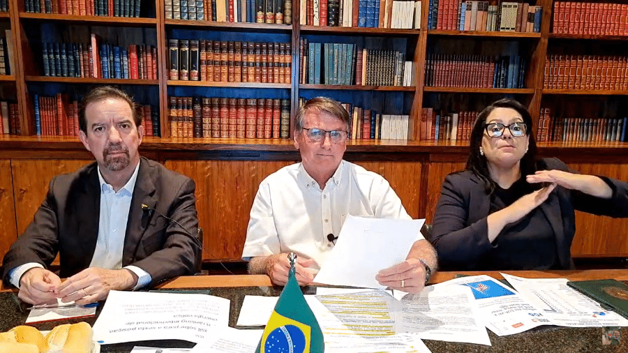 Jair Bolsonaro (PL) realiza transmissão ao vivo com o presidente da Embrapa, Celso Moretti - Reprodução/YouTube