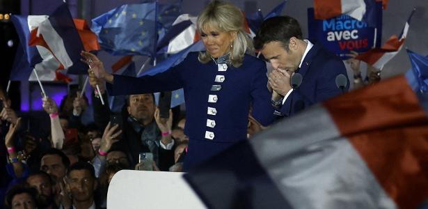 24.04.2022 - Em comício da vitória no Champ de Mars, em Paris, o presidente francês, Emmanuel Macron, beija a mão da primeira-dama Brigitte Macron, após ser reeleito presidente