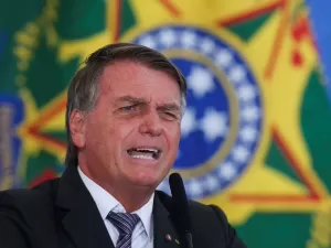 Bolsonaro reage a campanha por voto adolescente cooptando evangélicos