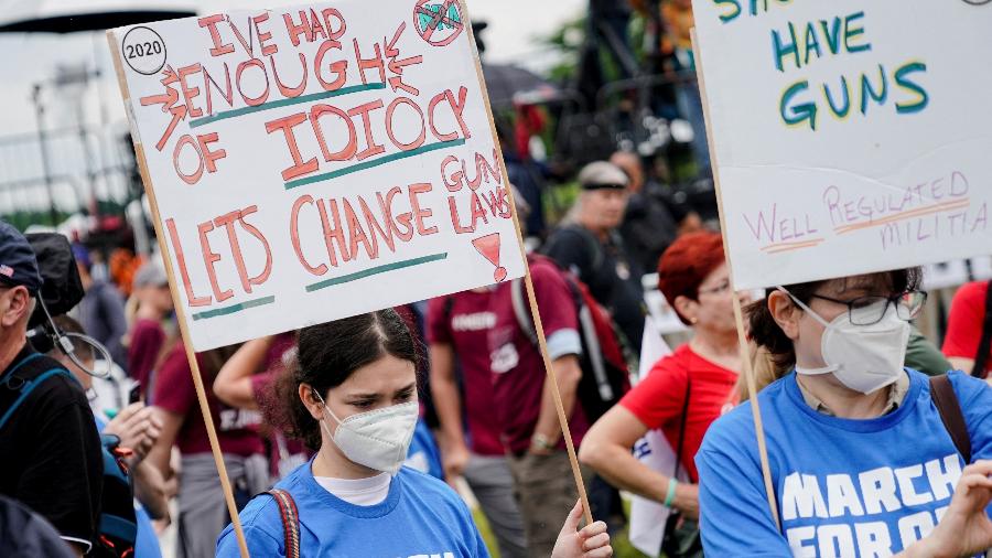 Manifestantes em protesto em Washington carregam cartazes com dizeres contra as armas - REUTERS/Joshua Roberts