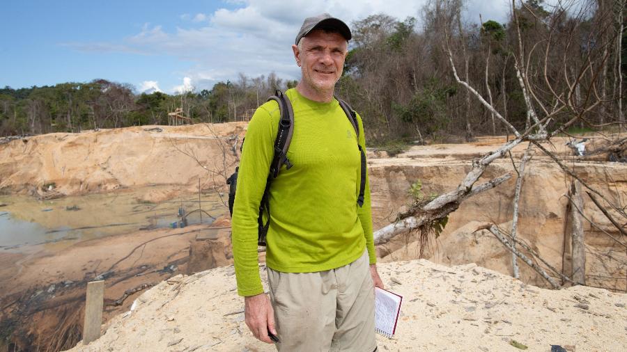 O veterano correspondente Dom Phillips visita uma mina em Roraima, em novembro de 2019 - Joao LAET/AFP