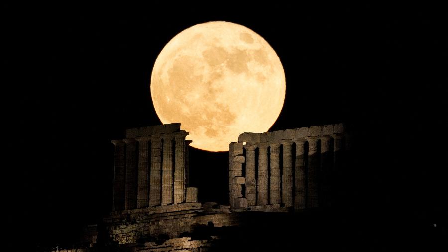 Superlua sobre o Templo de Posseidon, próximo a Atenas, na Grécia, registrada em junho de 2022 - Alkis Konstantinidis/Reuters