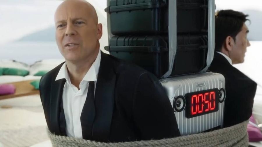 Bruce Willis, em comercial de TV russo; ator foi "colado" digitalmente sobre rosto de dublê - Reprodução/Deepcake/Dailymotion