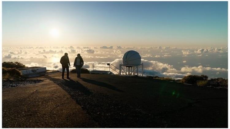 Telescópio está localizado acima das nuvens para que possa obter uma visão clara do céu à noite - BBC News/Kevin Church - BBC News/Kevin Church