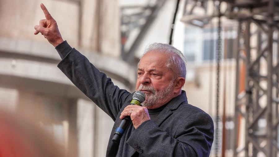Para Lula, que discursou em Curitiba, as Forças Armadas "não tinham que se preocupar em fiscalizar urna" - Cassiano Rosário/Futura Press/Estadão Conteúdo