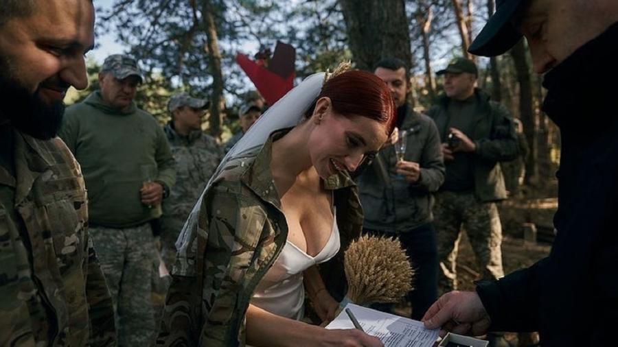 Evgeniya Emerald ao lado do marido Yevgeny Stipanyuk; os dois se conheceram durante a guerra na Ucrânia - Reprodução/Instagram