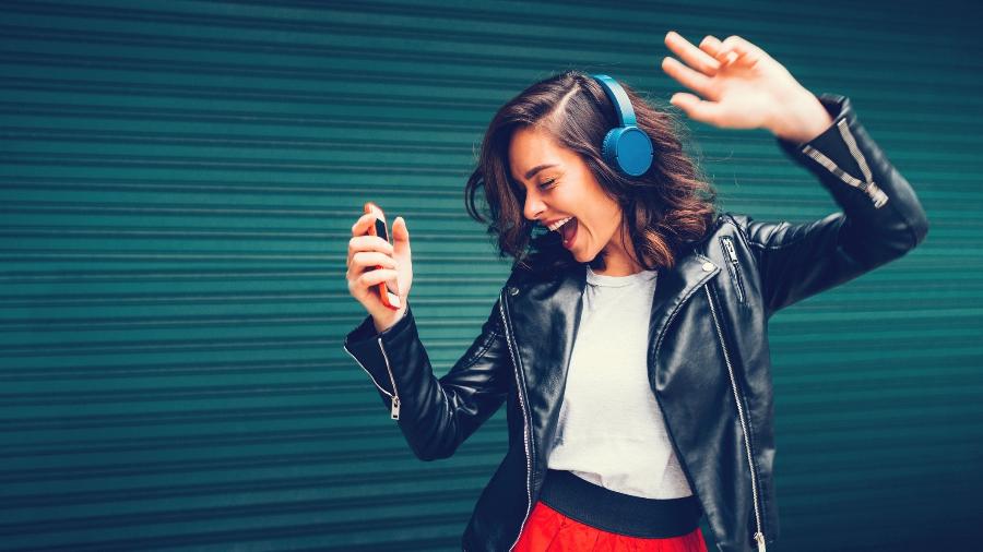Fone de ouvido sem fio proporciona maior liberdade para você ouvir sua música ou atender uma ligação em qualquer lugar - Getty Images