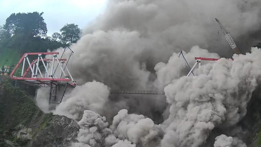 Vulcão entra em erupção na Indonésia - Antara Foto/National Disasters Mitigation Agency (BNPB)/ via REUTERS