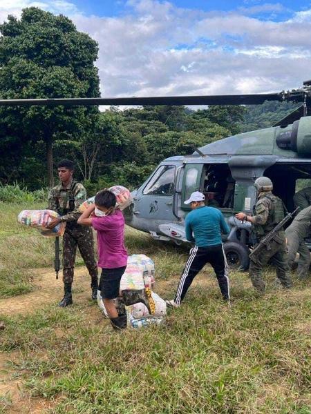 Comida entregue em helicóptero do Exército na Terra Yanomami - Exército Brasileiro