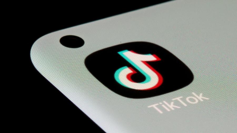 Logotipo do app do TikTok é visto em tela de celular
