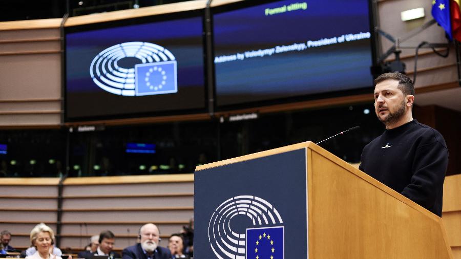 09.fev.23 - O presidente da Ucrânia, Volodymyr Zelensky, faz um discurso no início de uma cúpula no parlamento da UE em Bruxelas - KENZO TRIBOUILLARD/AFP