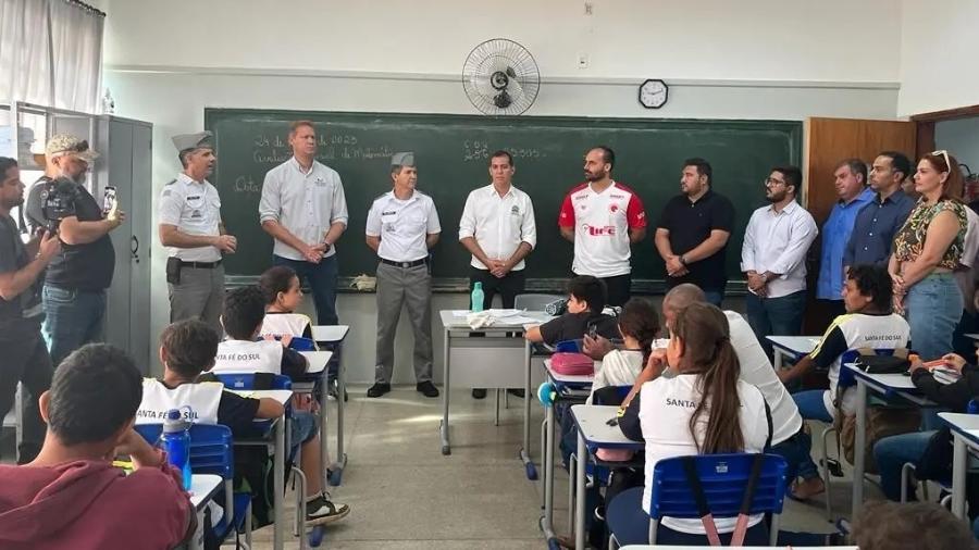 Eduardo Bolsonaro visita escola cívico-militar em Santa Fé do Sul (SP)