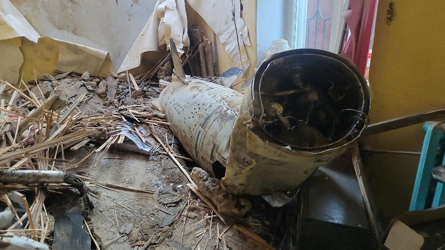 18.jul.23 - Parte de um míssil de cruzeiro russo Kalibr é visto dentro de um prédio danificado durante um ataque de mísseis e drones russos em Odessa, Ucrânia