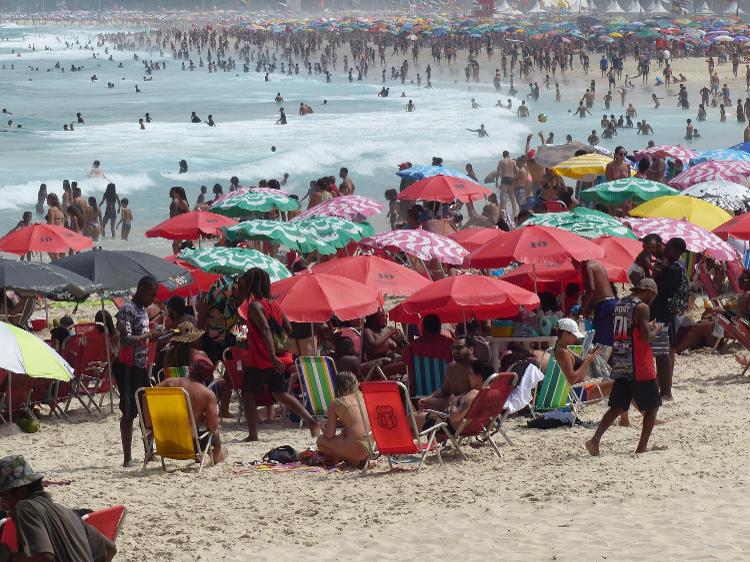 A praia do Leme, no Rio de Janeiro, ficou lotada na tarde deste sábado