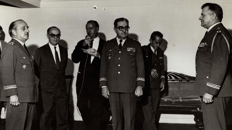 Brigadeiro João Paulo Burnier (à direita) tomando posse como chefe de gabinete do ministro da Aeronáutica, em 1968, alguns meses antes de sua frustada tentativa de atentado no Rio