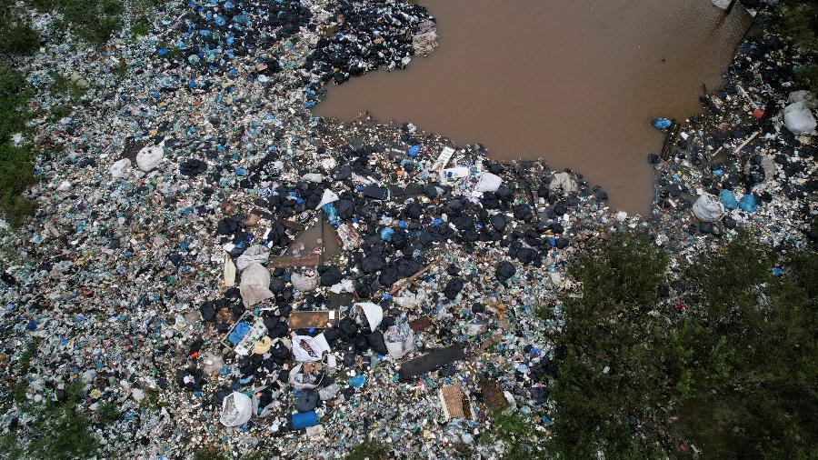 Lixo acumulado após enchente em Porto Alegre; clima afeta toda a política municipal