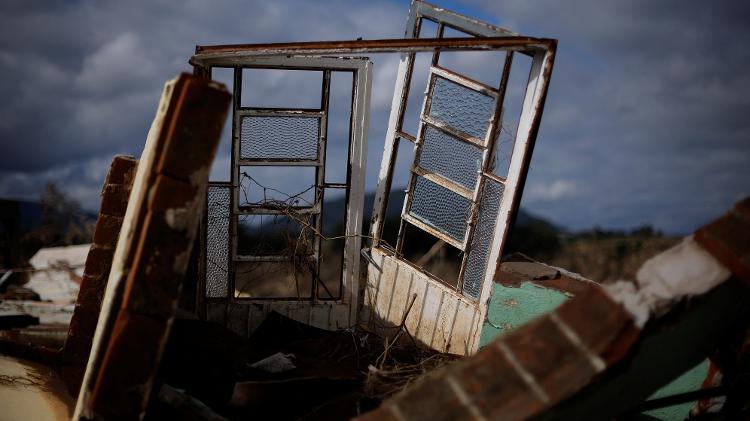Uma janela é vista nos escombros de uma casa destruída pelas enchentes do rio Taquari em Arroio do Meio (20/05).