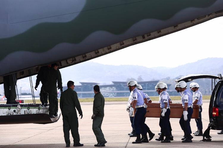 Membros da Força Aérea Nacional carregam o caixão de uma das vítimas do acidente de avião de Vinhedo (SP)