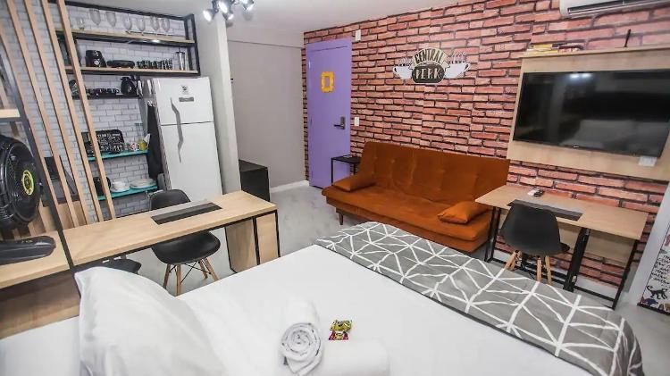 Studio em Curitiba lembra cafeteria Central Perk e apartamento de Monica