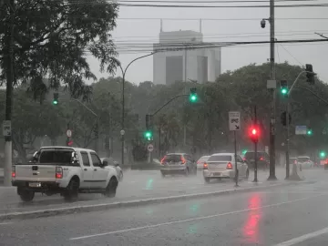 São Paulo tem alerta de chuva forte nesta quinta; 18 mil estão sem luz