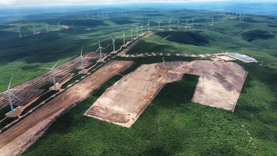 Área desmatada para implantação de placas solares ao lado de torres eólicas na Bahia Área desmatada para implantação de placas solares ao lado de torres eólicas na Bahia