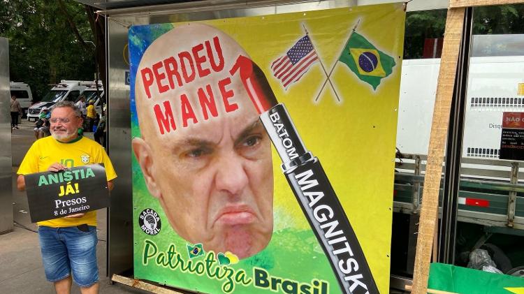 Manifestantes dão destaque a batom em ato de Bolsonaro na avenida Paulista Manifestantes dão destaque a batom em ato de Bolsonaro na avenida Paulista