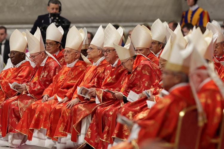 Foto mostra cardeais durante uma missa na Basílica de São Pedro, no Vaticano Foto mostra cardeais durante uma missa na Basílica de São Pedro, no Vaticano