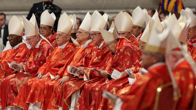 Cardeais durante uma missa na Basílica de São Pedro, no Vaticano Cardeais durante uma missa na Basílica de São Pedro, no Vaticano