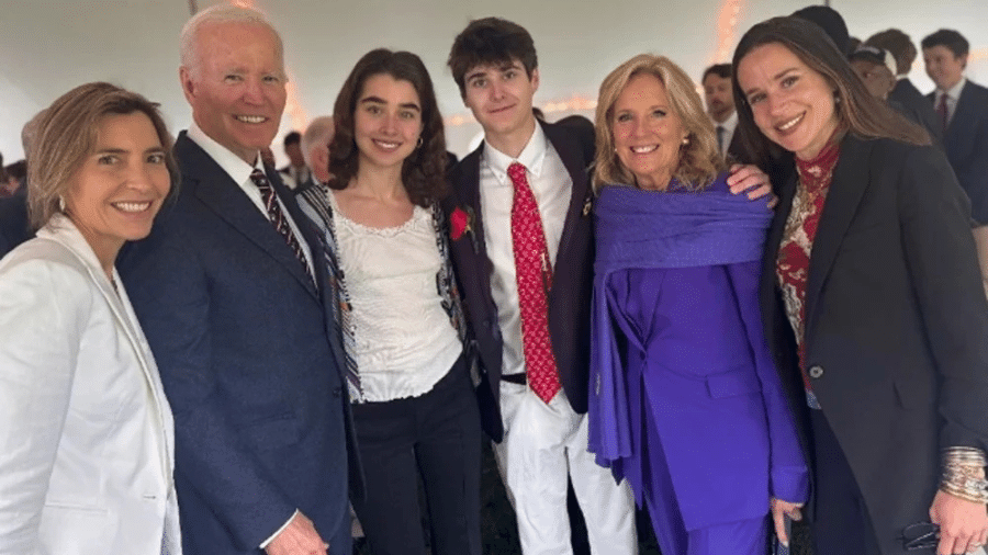 O ex-presidente Joe Biden e a ex-primeira-dama Jill Biden posam com familiares em uma imagem compartilhada nas redes sociais - Reprodução/Instagram/