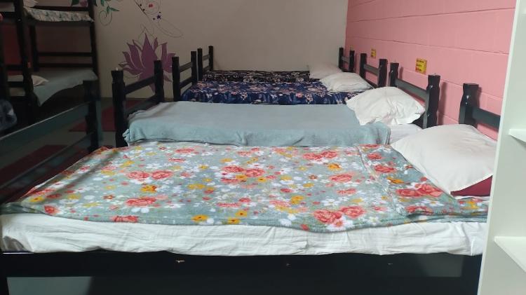 Abrigo tem capacidade para acolher 100 pessoas e conta com quartos masculinos e femininos Abrigo tem capacidade para acolher 100 pessoas e conta com quartos masculinos e femininos