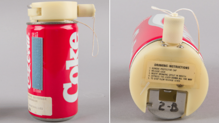 Lata personalizada pela Coca-Cola; à direita, as instruções de uso