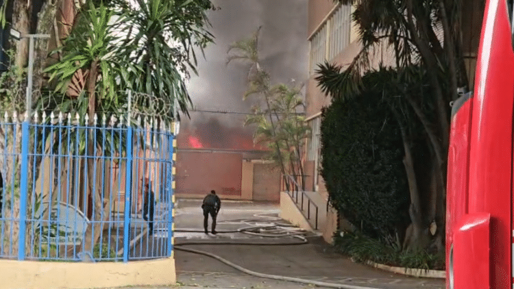 Bombeiros atuam em galpão na Mooca, em São Paulo, atingido por um incêndio