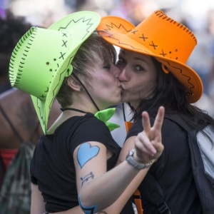 Mulheres se beijam durante Parada do Orgulho Gay em Paris