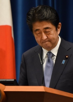 O primeiro-ministro japonês, Shinzo Abe, se comprometeu, em seu esperado discurso pelos 70 anos do final da Segunda Guerra Mundial, a manter as "sinceras desculpas" expressadas por anteriores governos por conta das agressões do Japão a países vizinhos, durante conferência em Tóquio - Toru Yamanaka/AFP