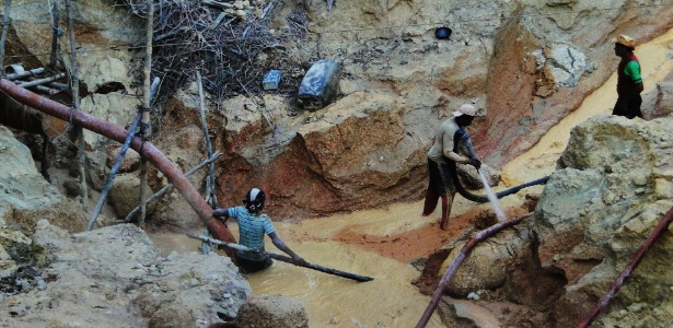 Extração de ouro em garimpo na região do rio Tapajós, no oeste do Estado do Pará - Oldair Lamarque/Agência Pública